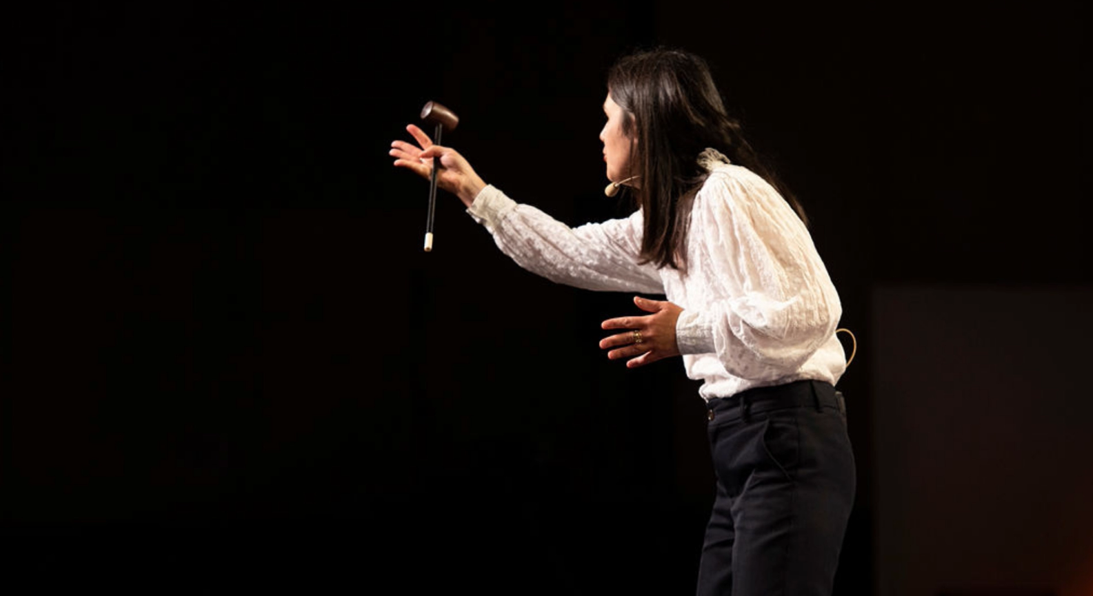 Audrey Sadoul tenant un marteau de vente aux enchères.