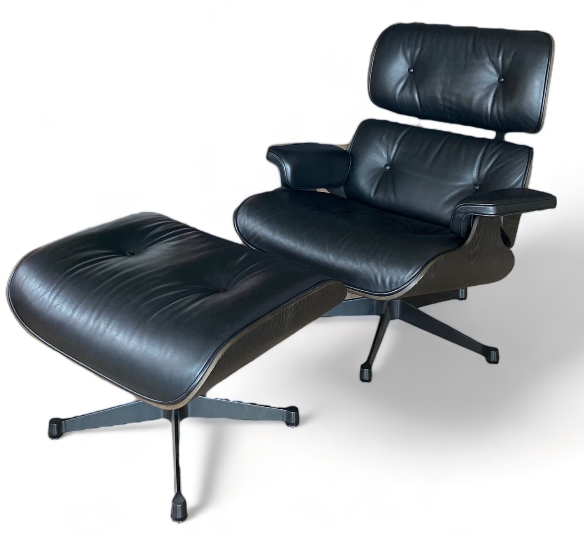 Siege en cuir noir art contemporain