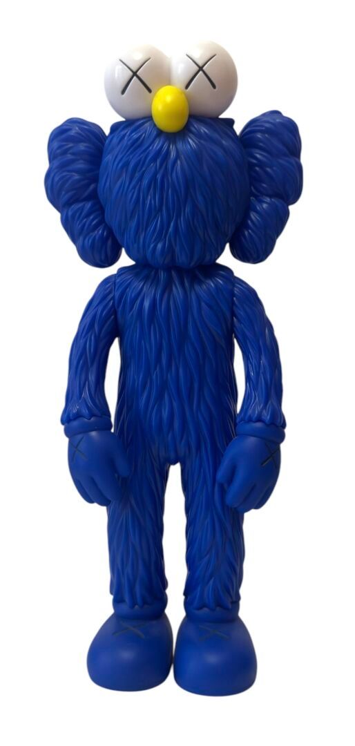 Figurine KAWS Companion bleue avec yeux blancs en forme de « x », nez jaune et texture de fourrure emblématique.