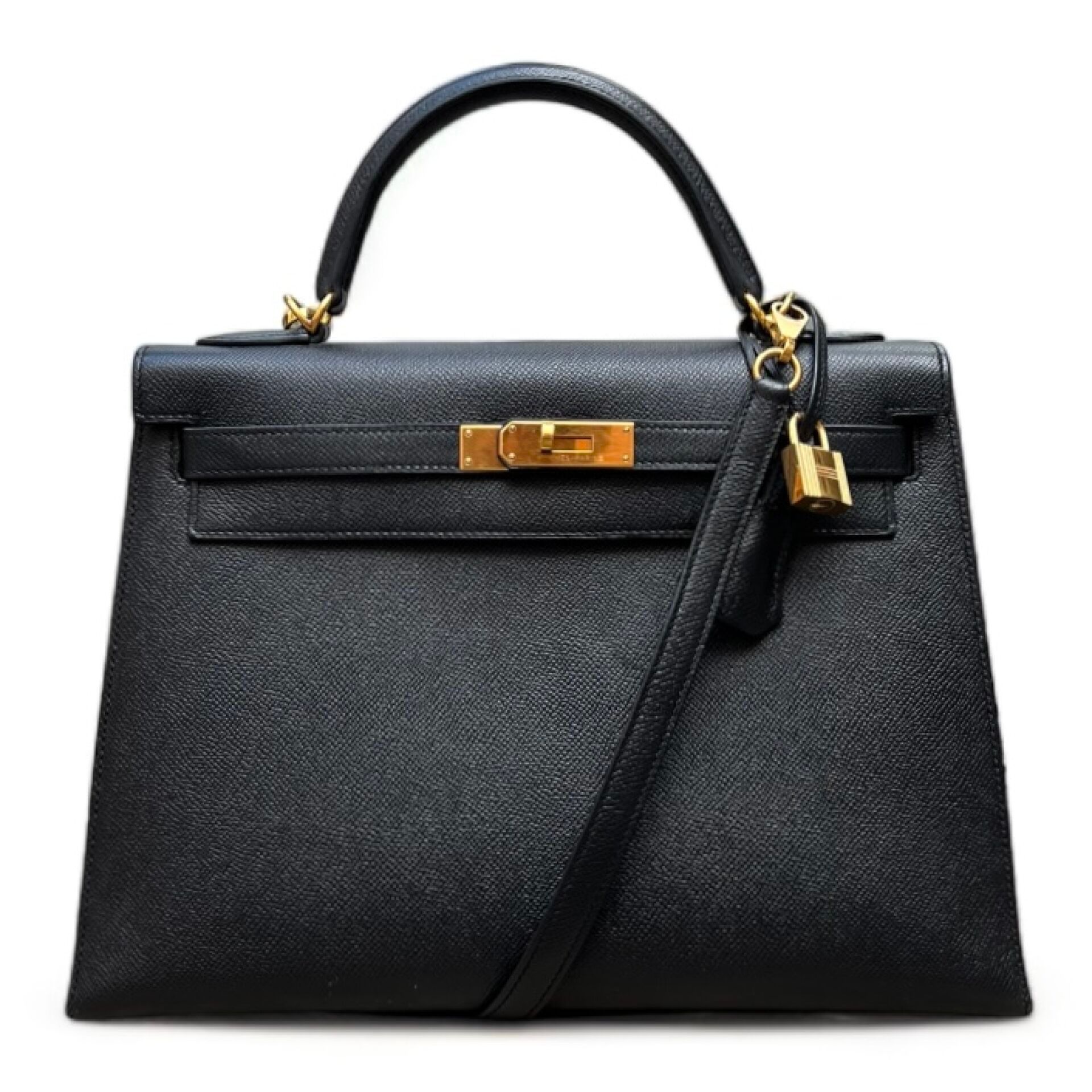 Un sac noir Kelly de chez Hermès.