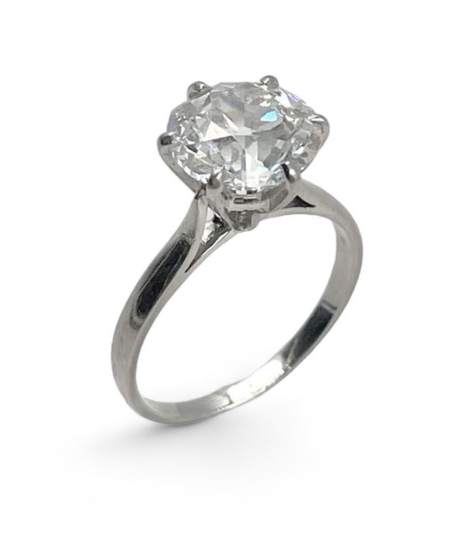 Un diamant sur une bague en argent.