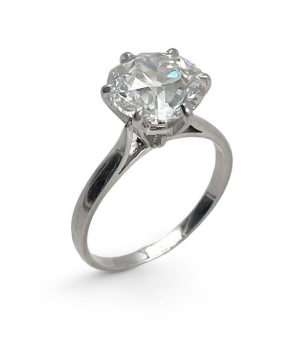 Un diamant sur une bague.