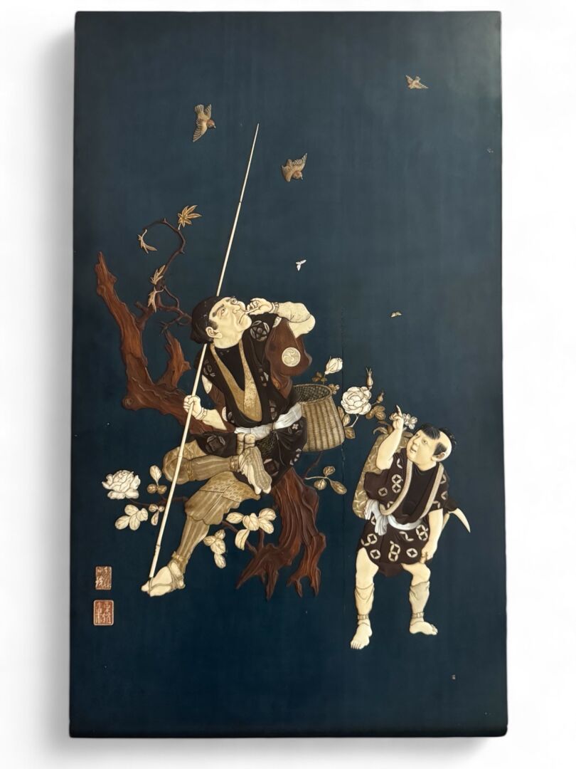 Panneau laqué japonais à décor de personnages sous un arbre dans un décor bleu marine.