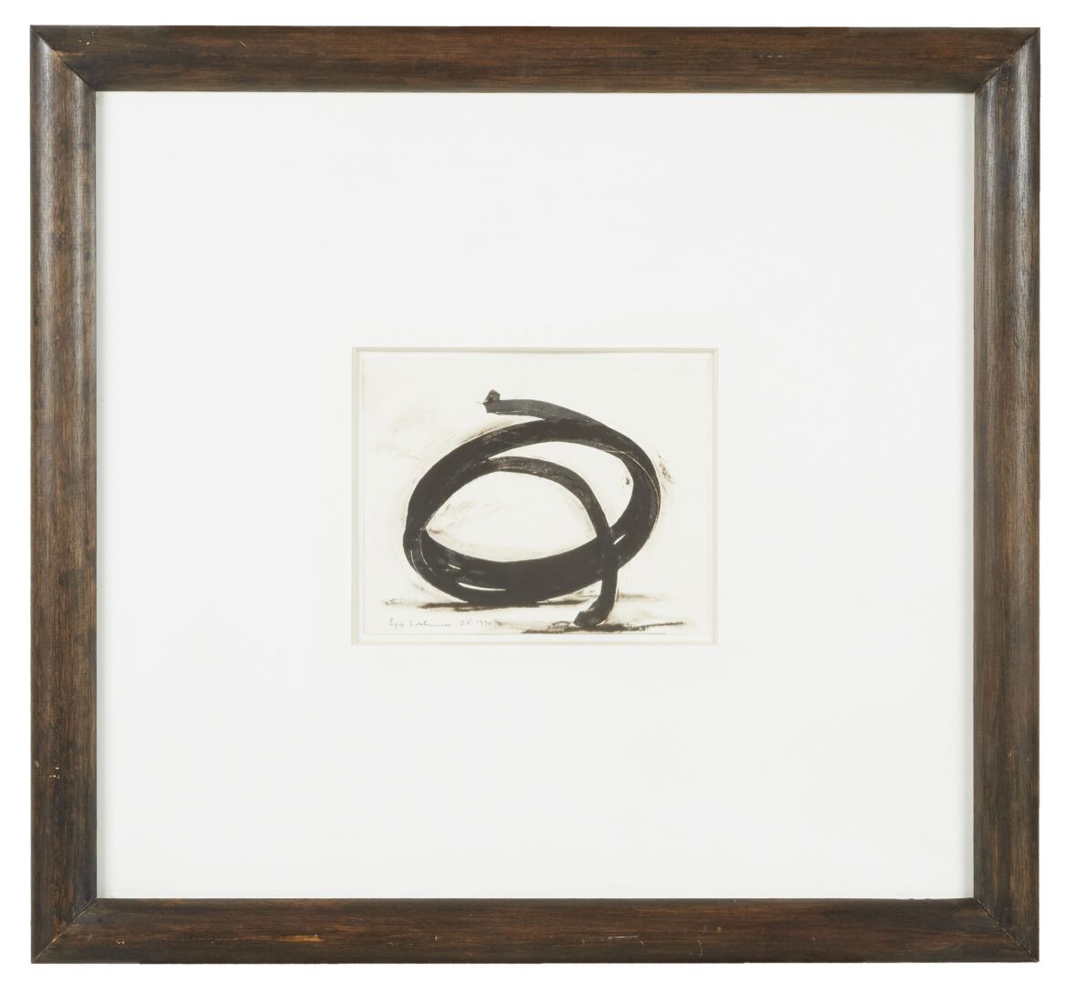 Un tableau avec un contour en bois