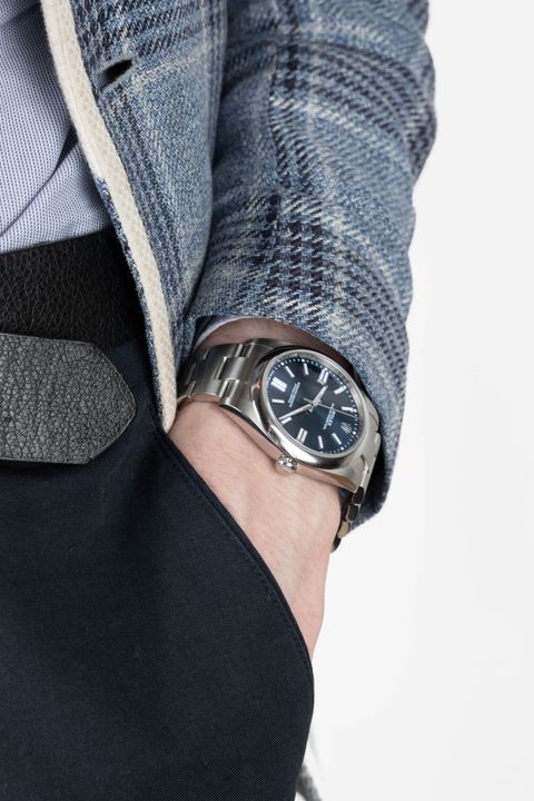 Gros plan sur la montre au bras d'un homme.