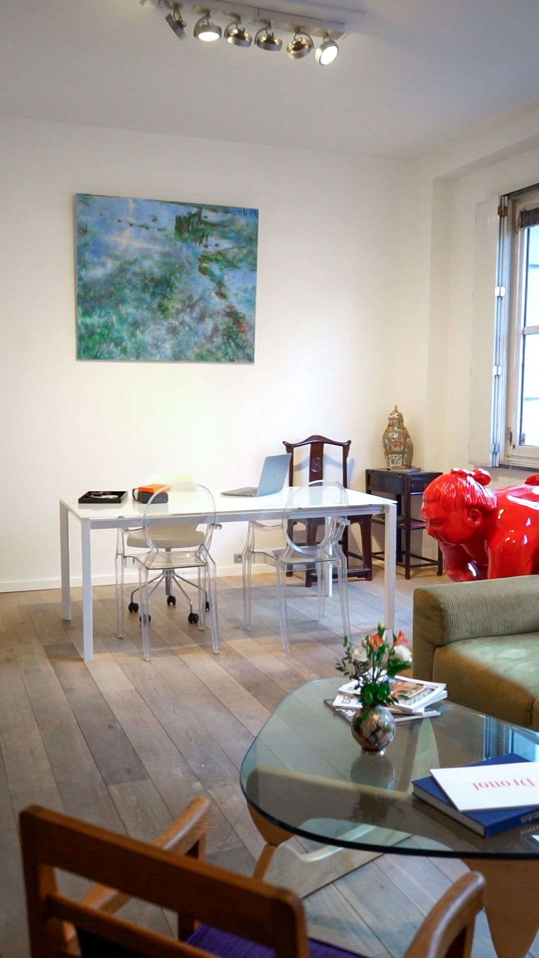 Un bureau et des chaises dans une pièce avec des tableaux et divers objets d'art.