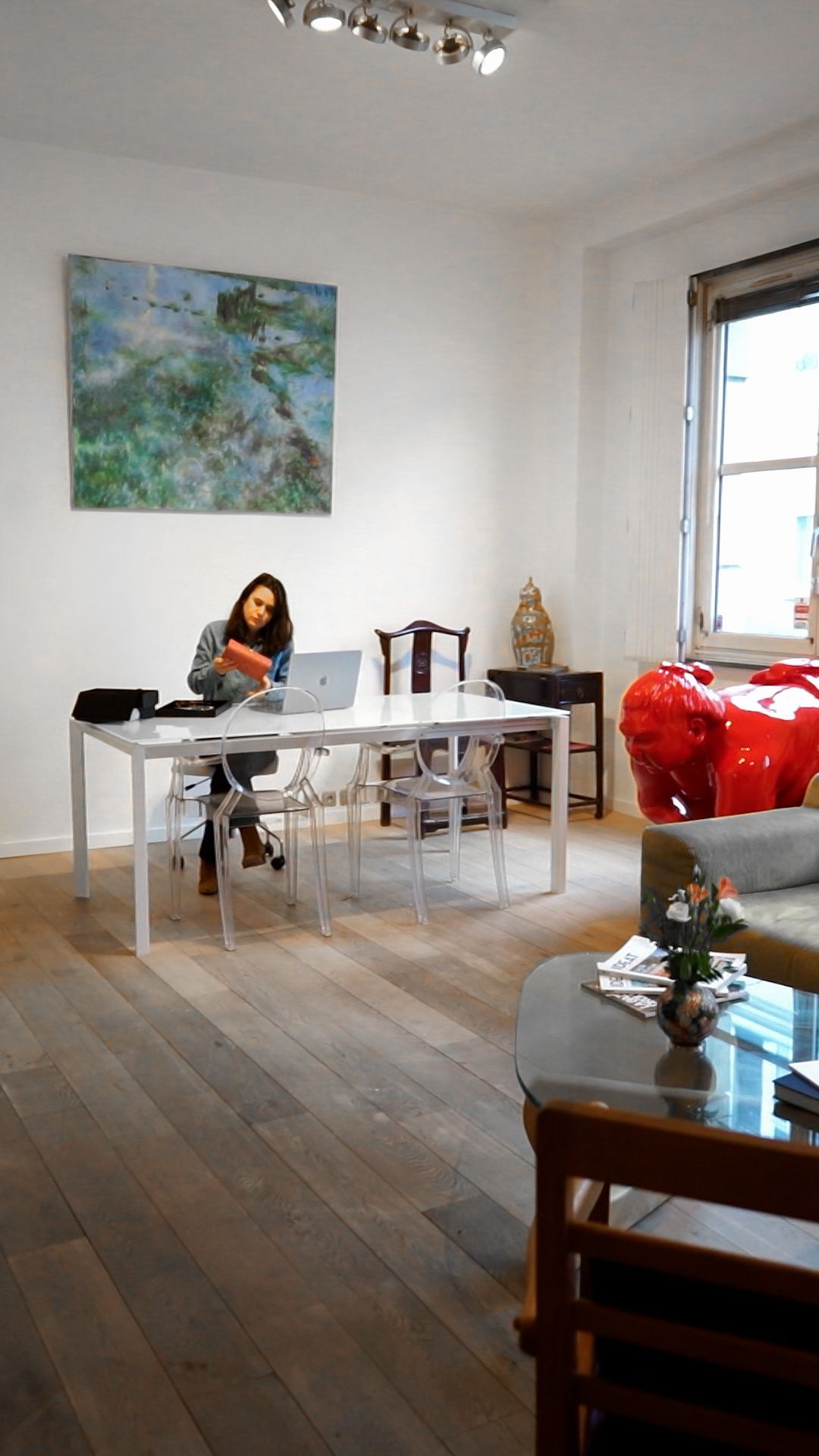 Mme Audrey Sadoul en train de vérifier un bijou à l'aide d'une loupe.