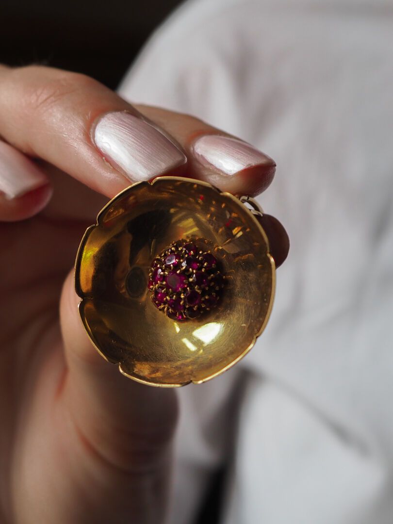 Une broche à motif floral.