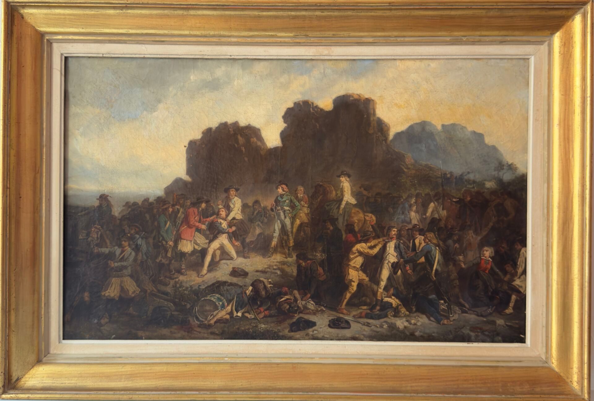 Peinture : une scène de bataille chaotique avec des personnages en vêtements d'époque, combattant près d'un terrain rocheux, encadrée d'or.