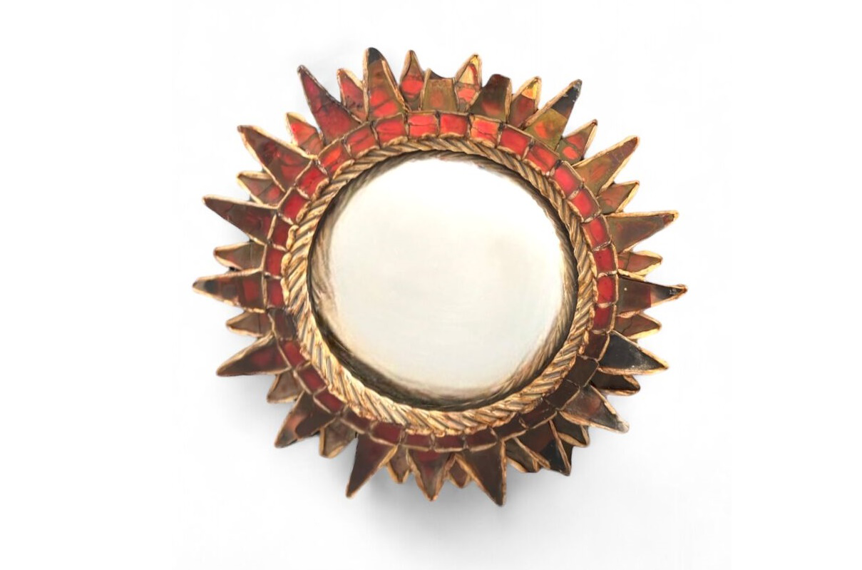 Un miroir en forme de soleil.