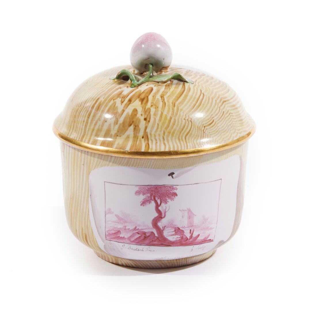 Une personne en train de vérifier un sac Yves Saint Laurent.