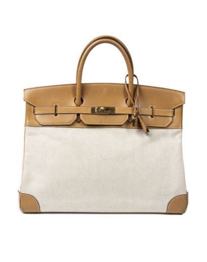 Un sac blanc crème et brun.