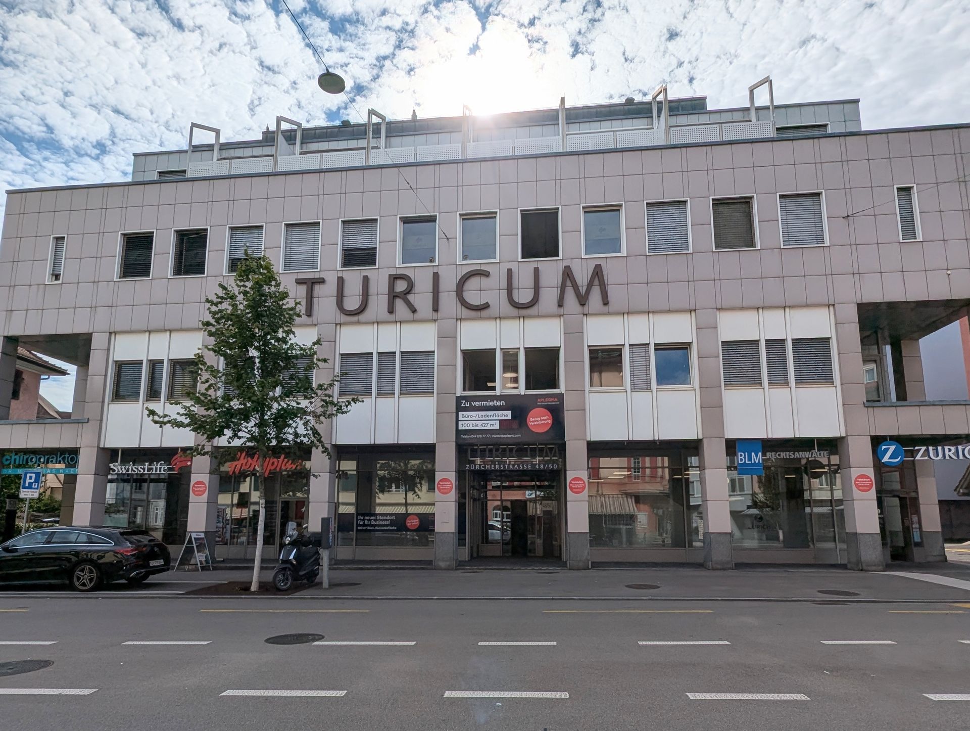 Ein großes Gebäude mit dem Wort „Turicum“ darauf