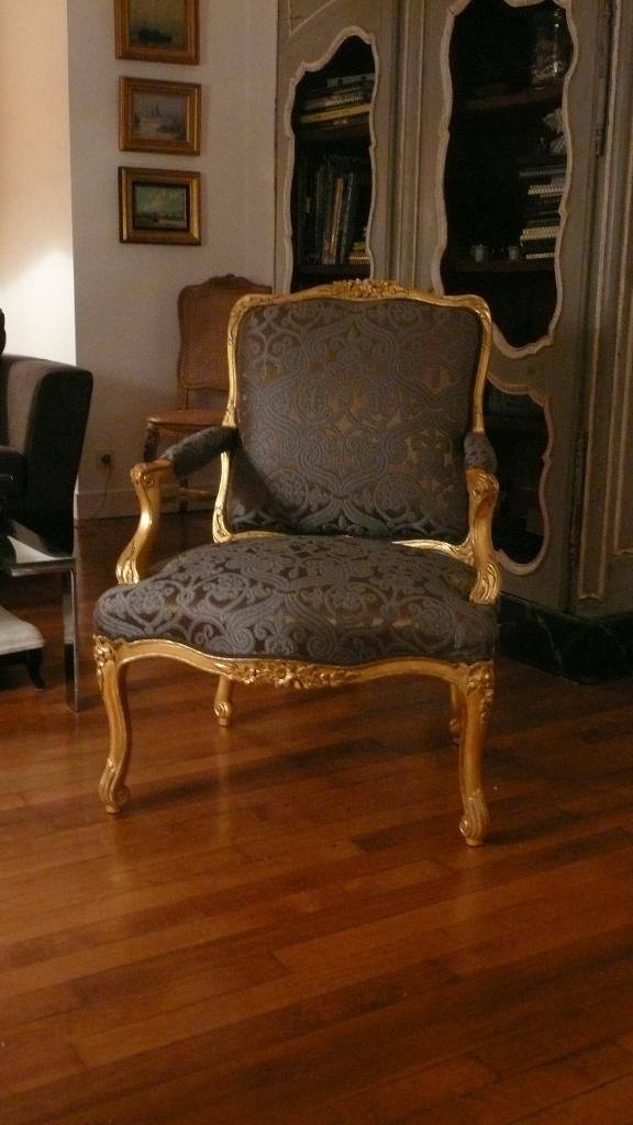 Fauteuil doré avec tissu sombre