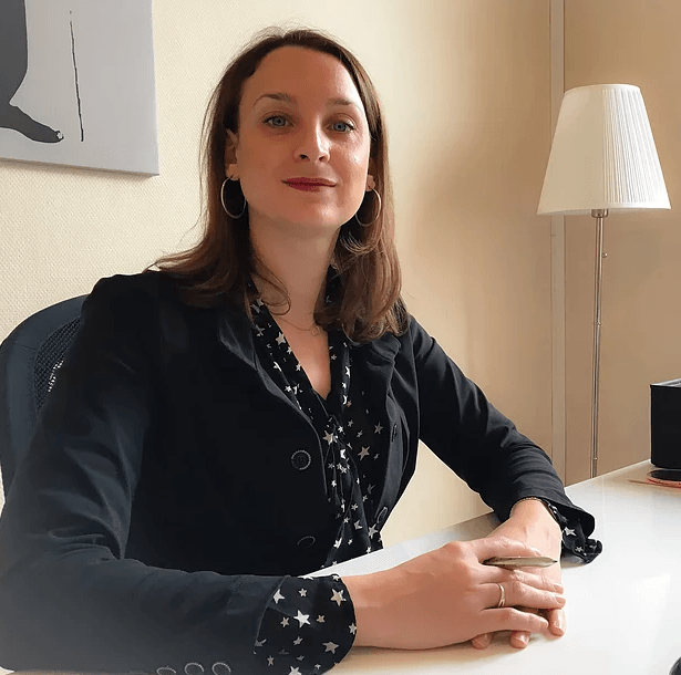 Maître Marie MESSERLY assise à son bureau.