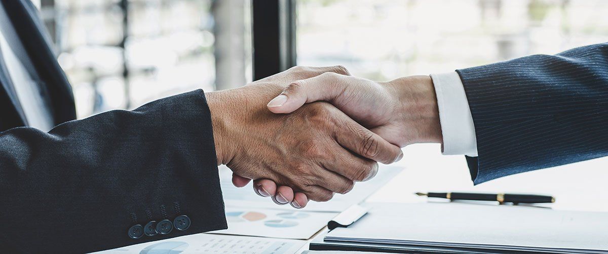 Deux hommes qui font une rupture conventionnelle.