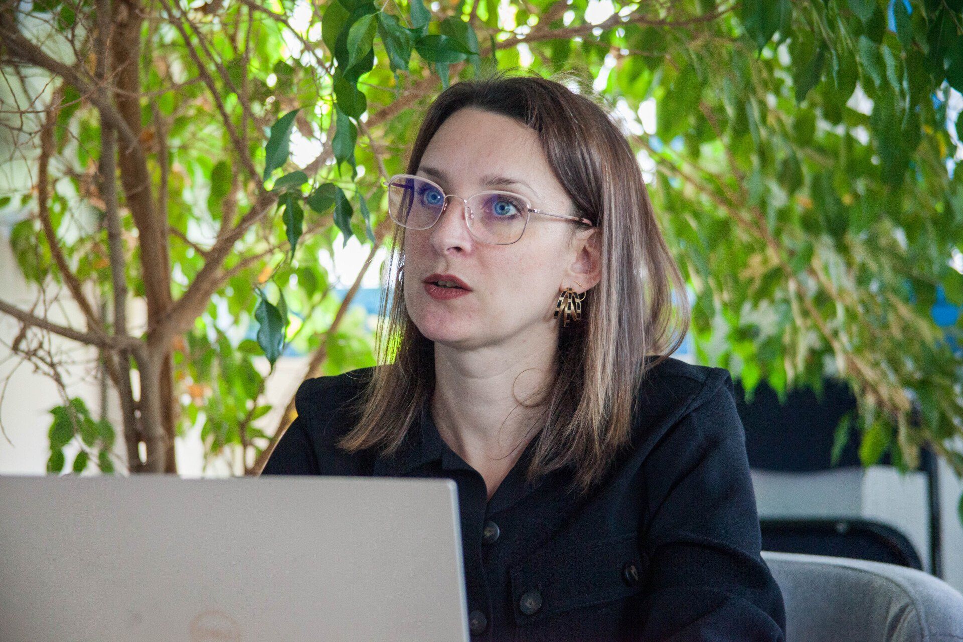 maitre Marie Messerly qui écrit avec un ordinateur