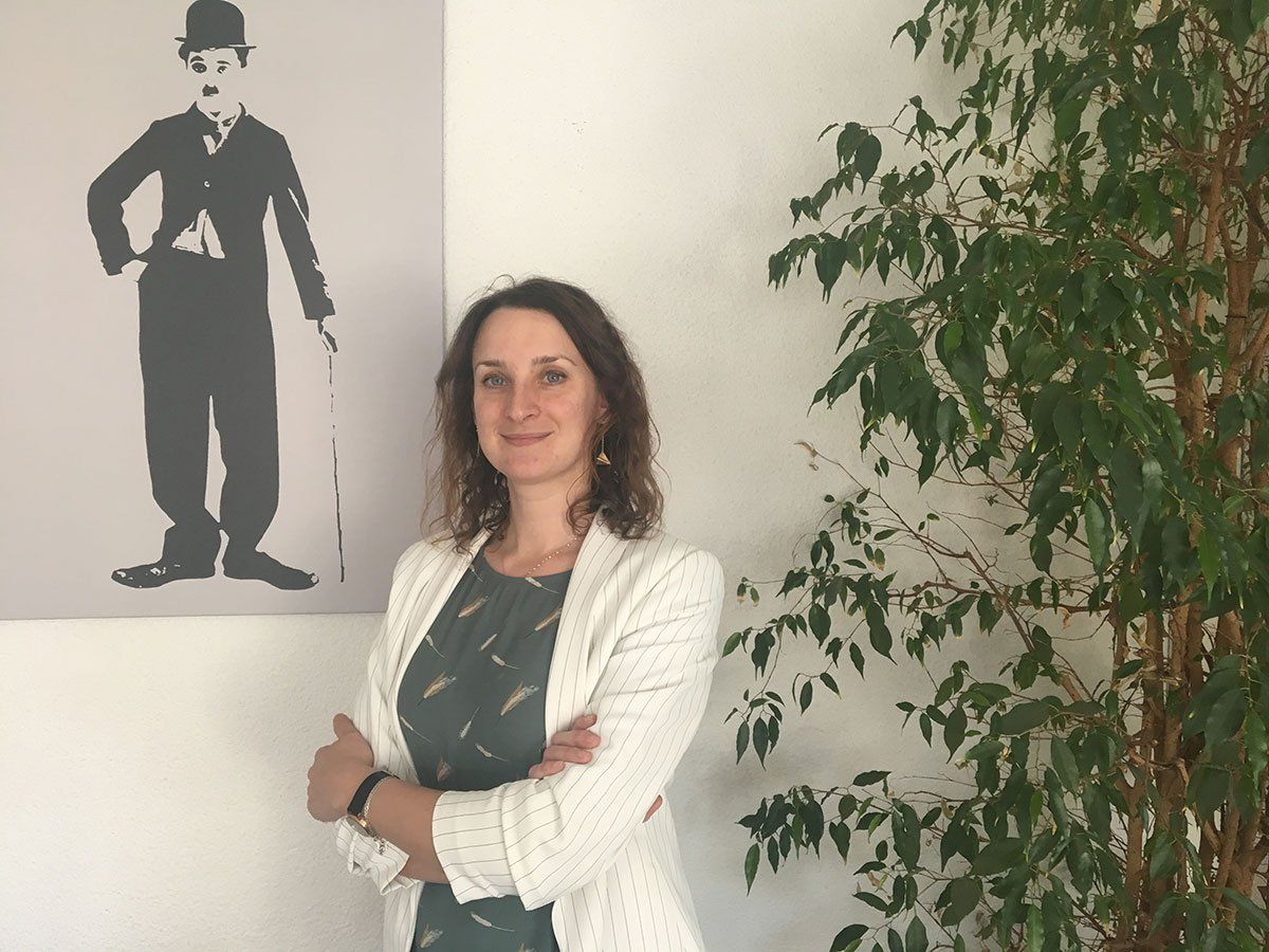 Maître Marie MESSERLY devant un tableau