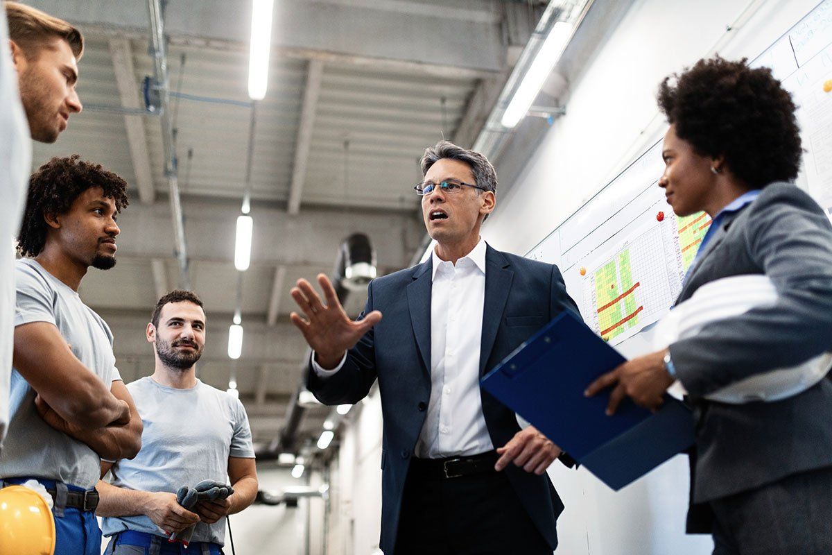 Manager qui parle à son équipe.