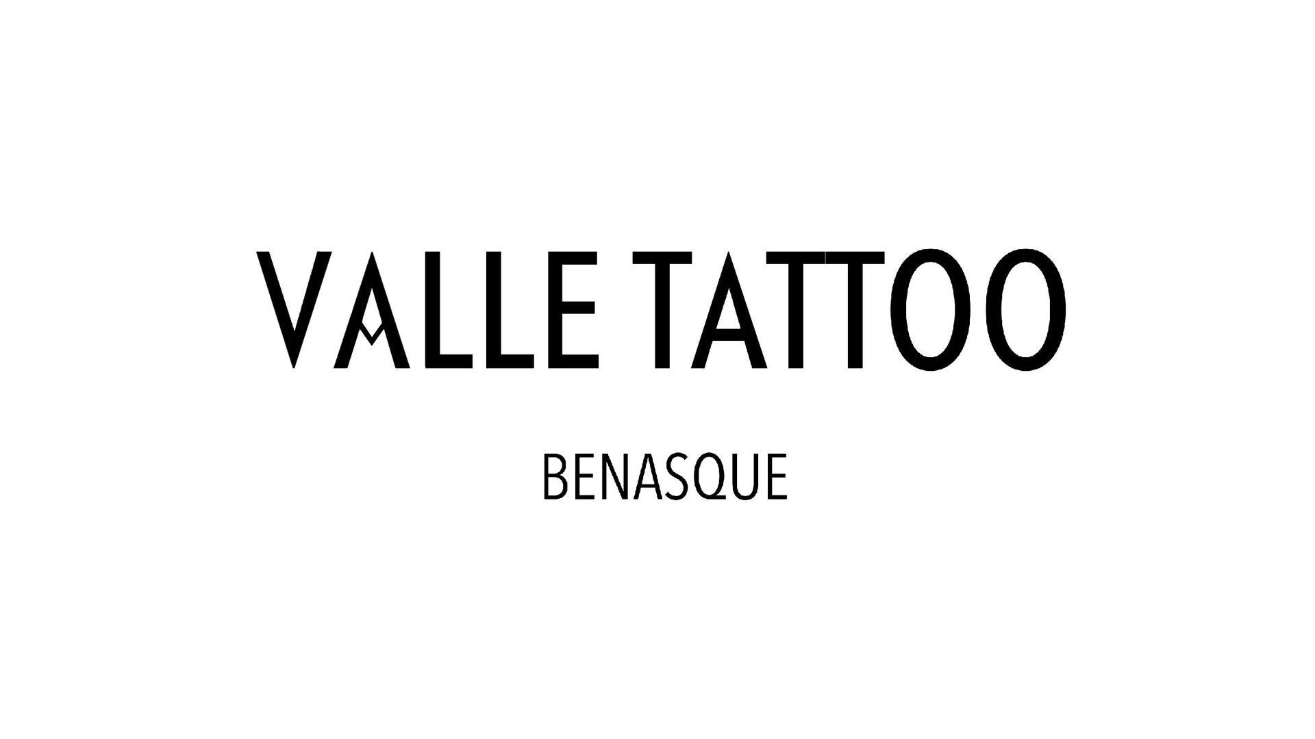 El logotipo de valle tattoo benasque es en blanco y negro sobre fondo blanco.