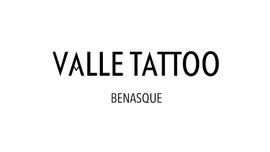 El logotipo de valle tattoo benasque es en blanco y negro sobre fondo blanco.