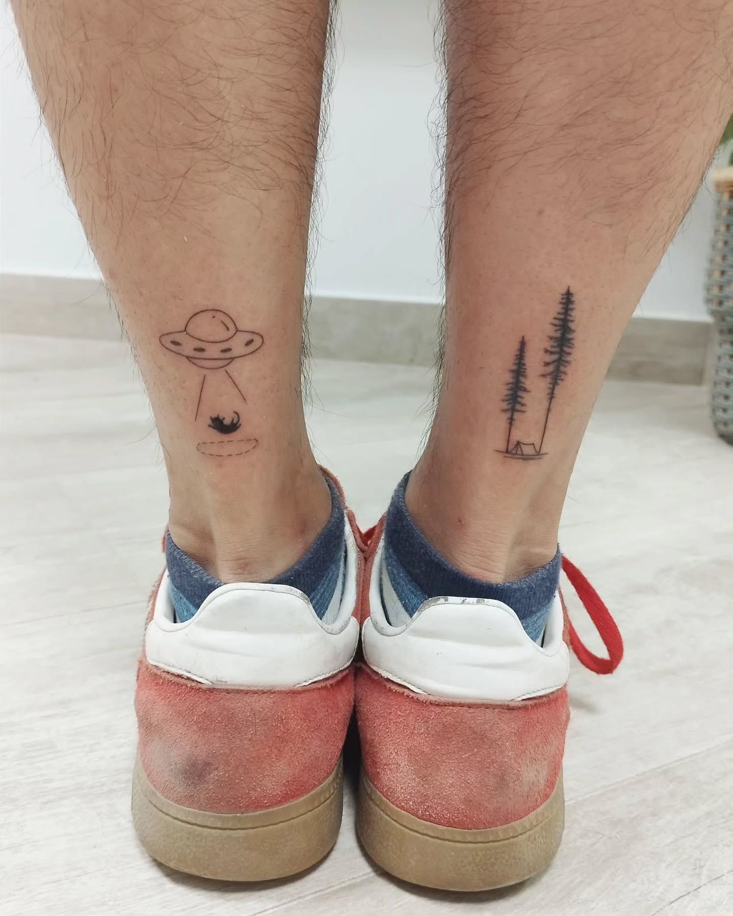 Una persona tiene dos pequeños tatuajes en los tobillos.