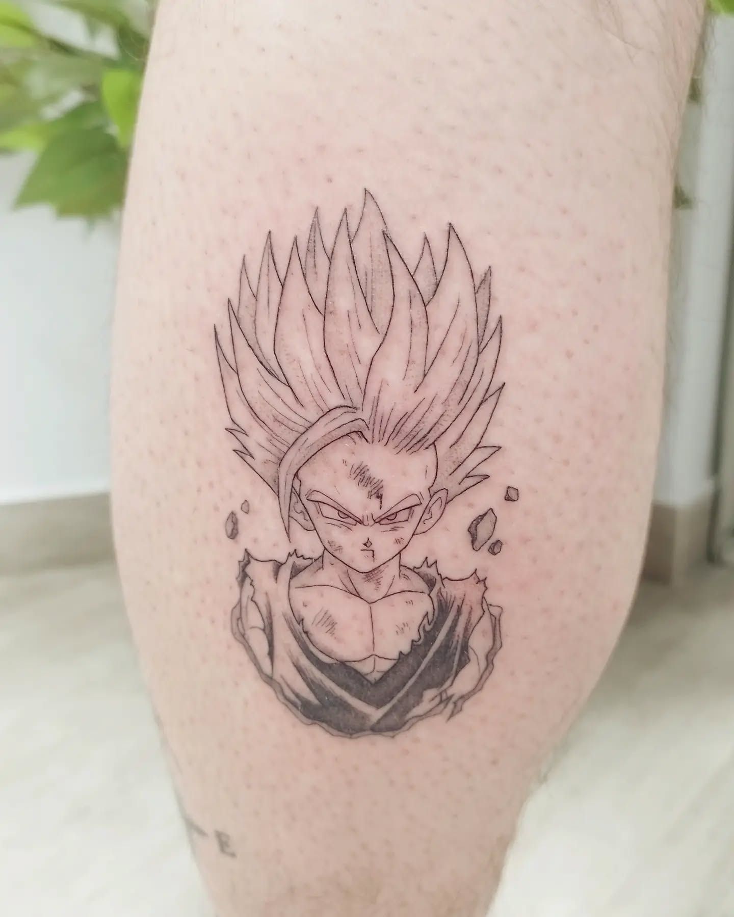 Una persona tiene un tatuaje en la pierna que dice 