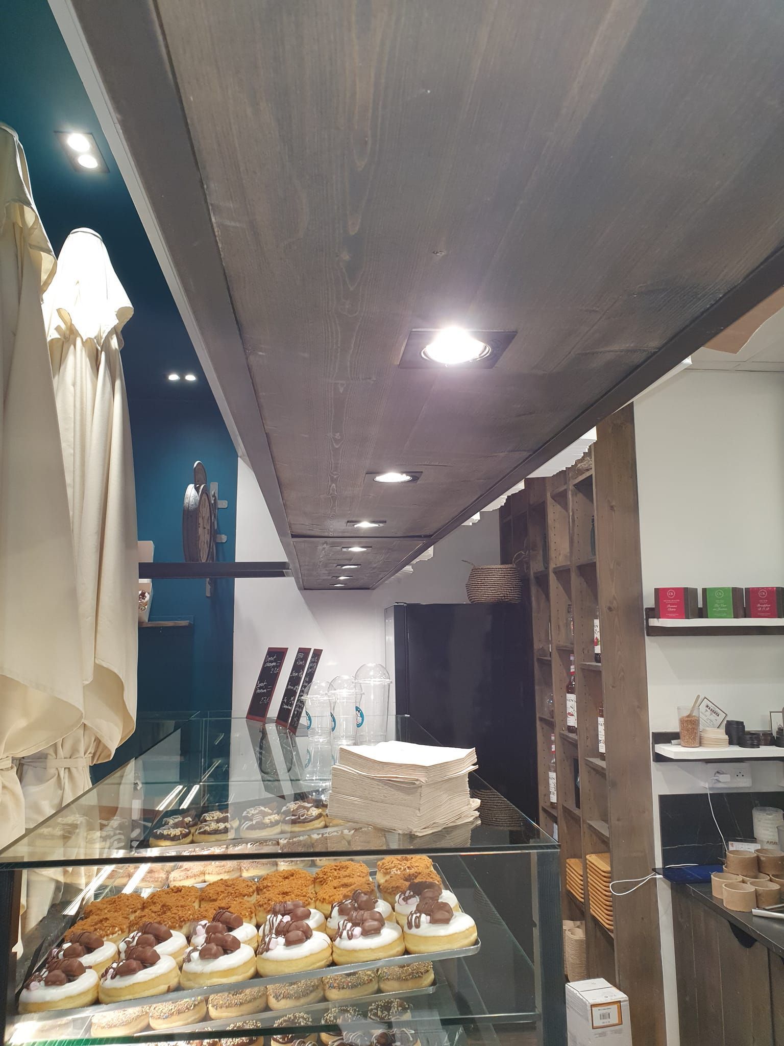 Éclairage spot au-dessus d'une vitrine