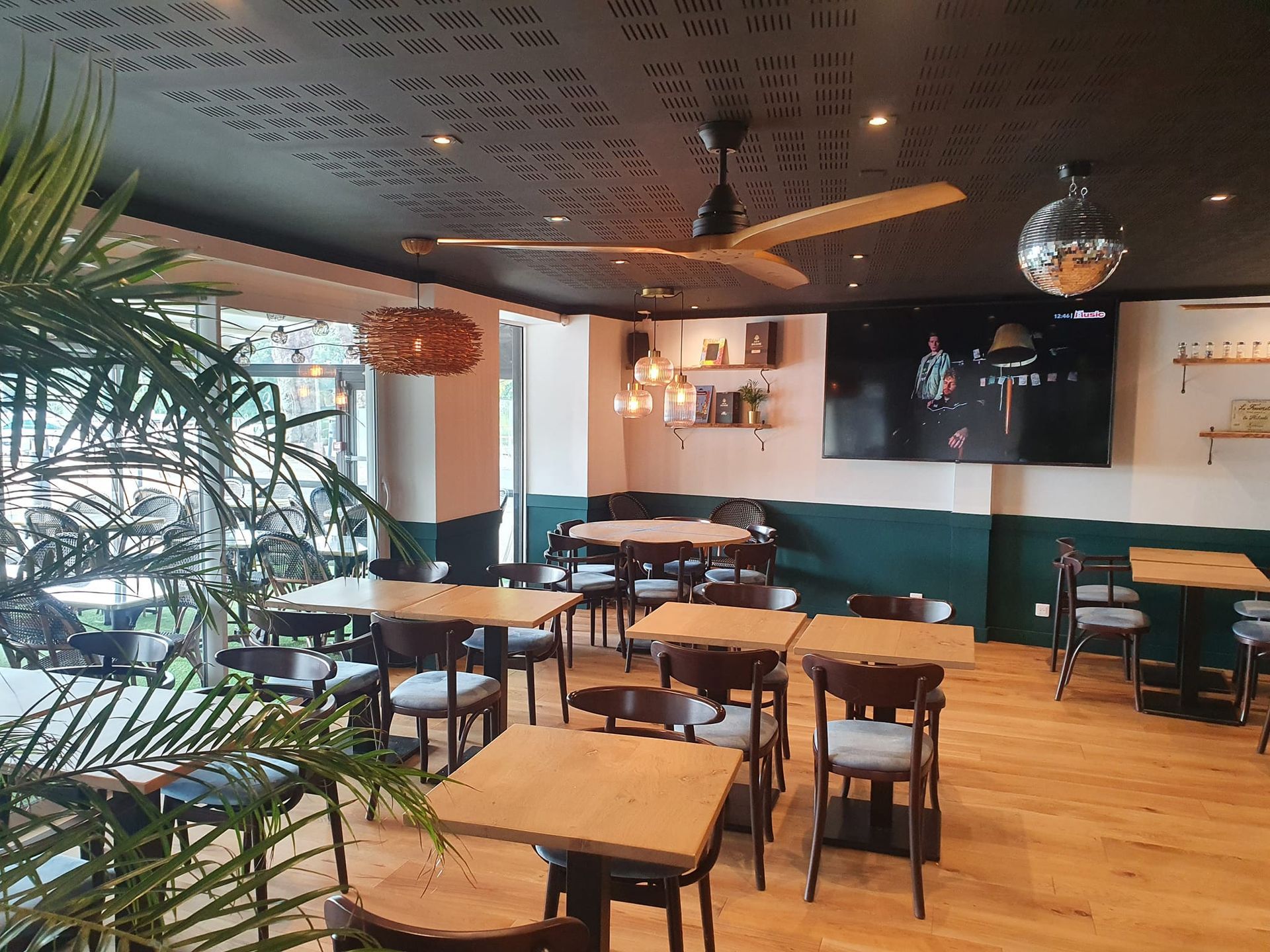 Travaux d'éclairage dans un restaurant