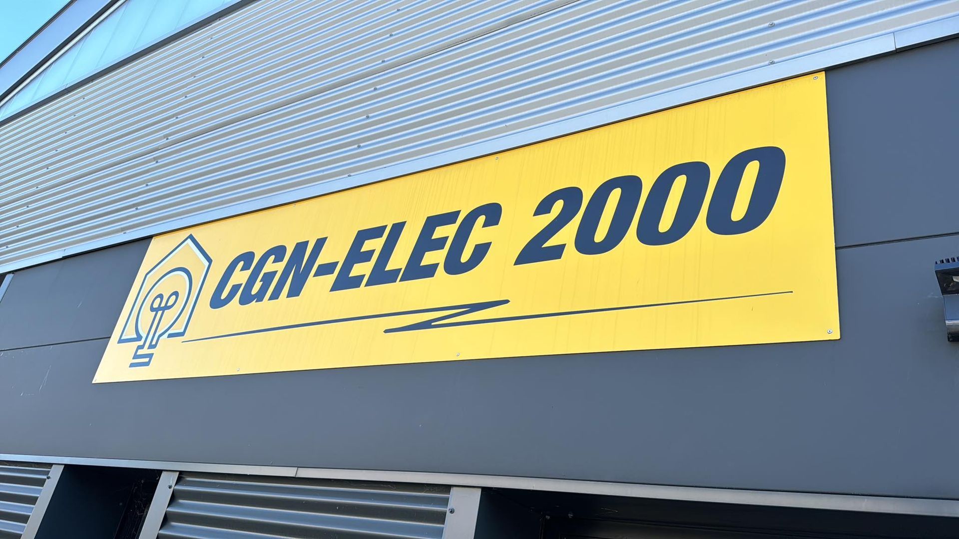 Logo CGN-ELEC 2000 sur la façade d'un bâtiment