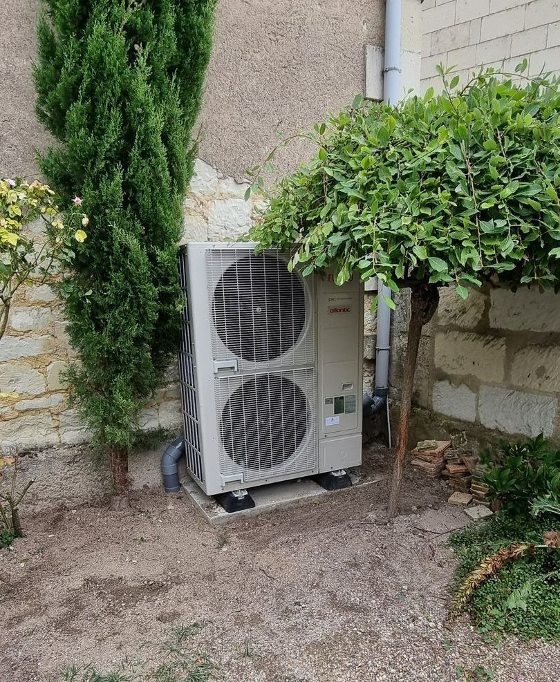 Une pompe à chaleur entre des arbres