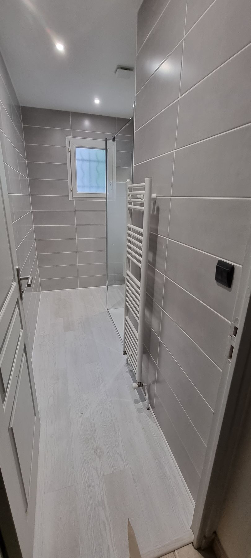 Une salle de bain moderne