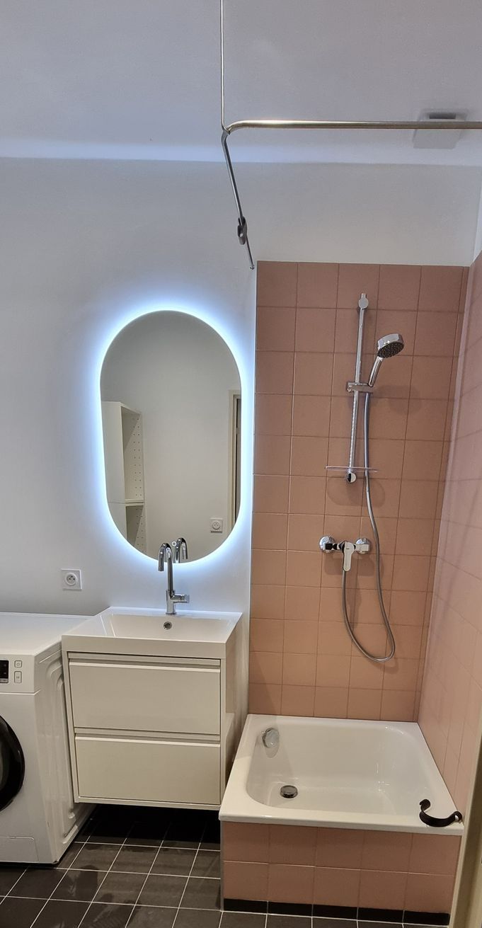 Une salle de bains avec un miroir lumineux