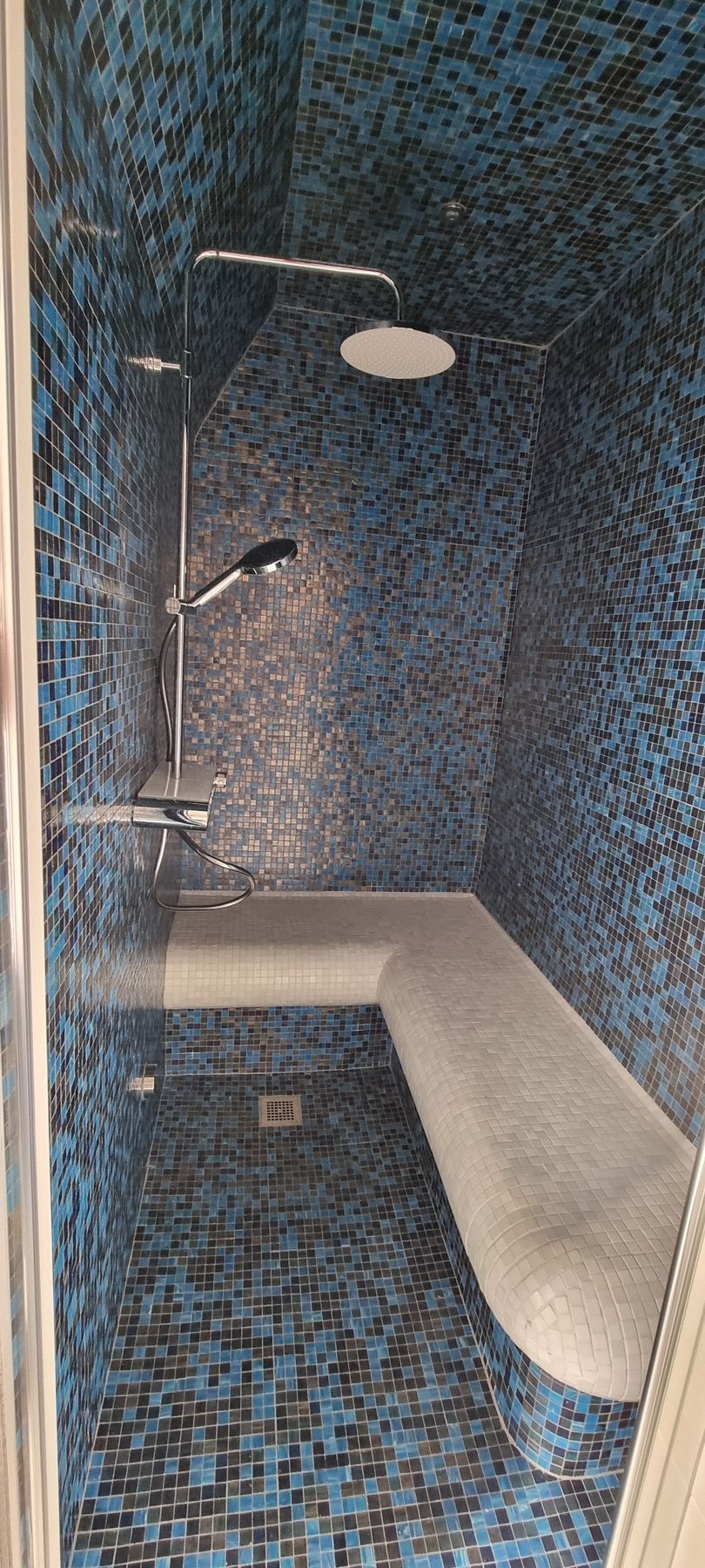 Une douche en mosaïque bleue et noire