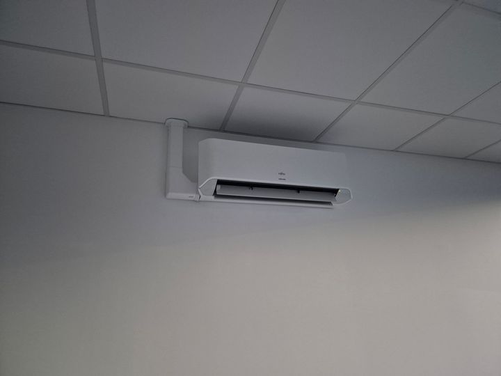 Une climatisation dans une pièce