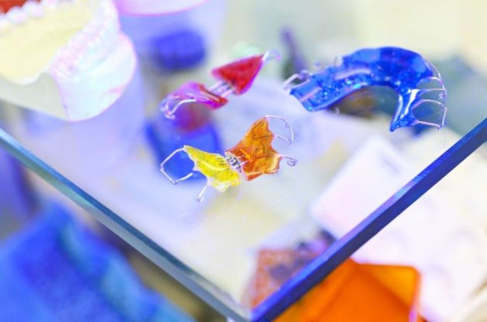 Lose Zahnspangen auf einer Auslage