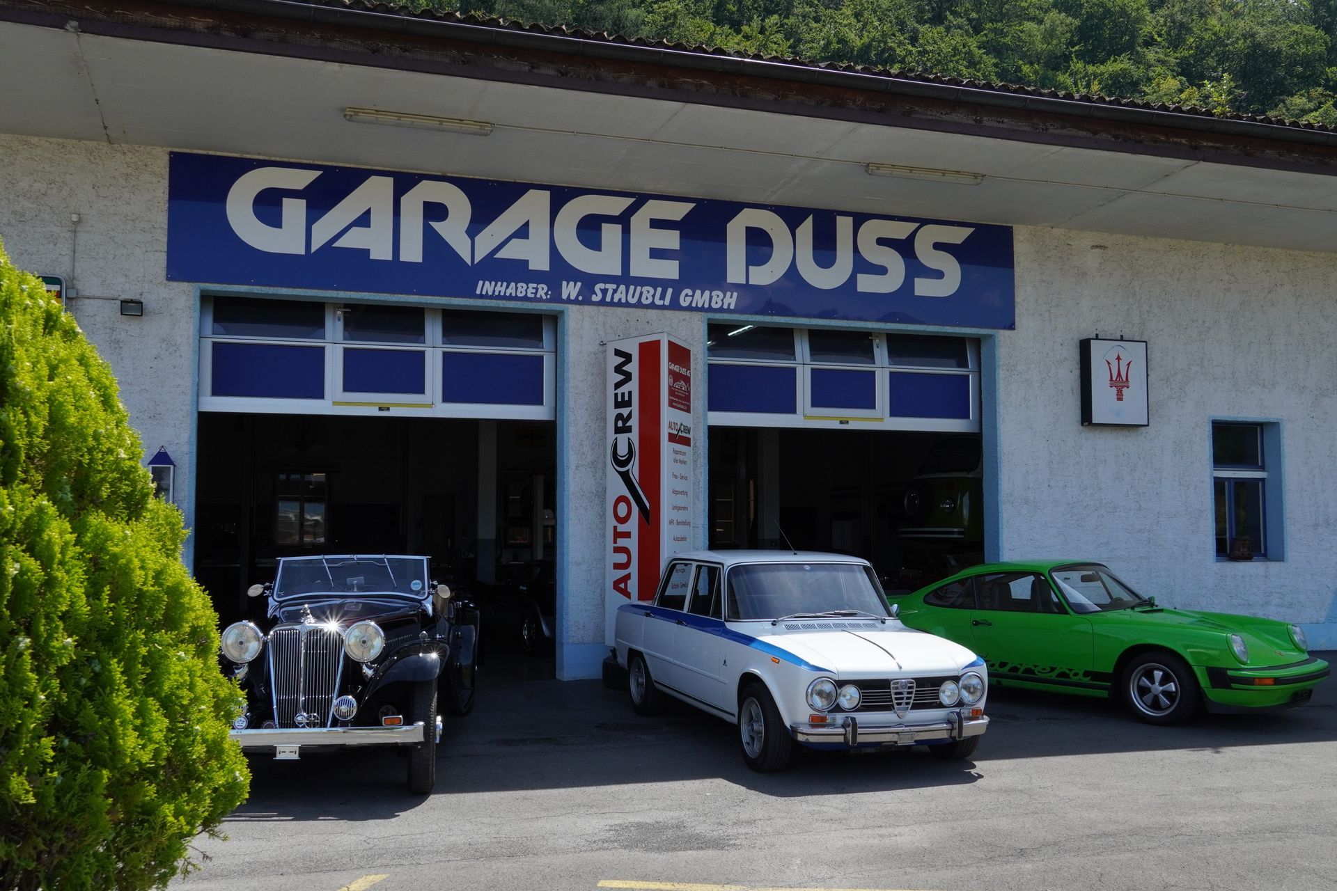 Un gruppo di persone sta facendo yoga insieme in una palestra.