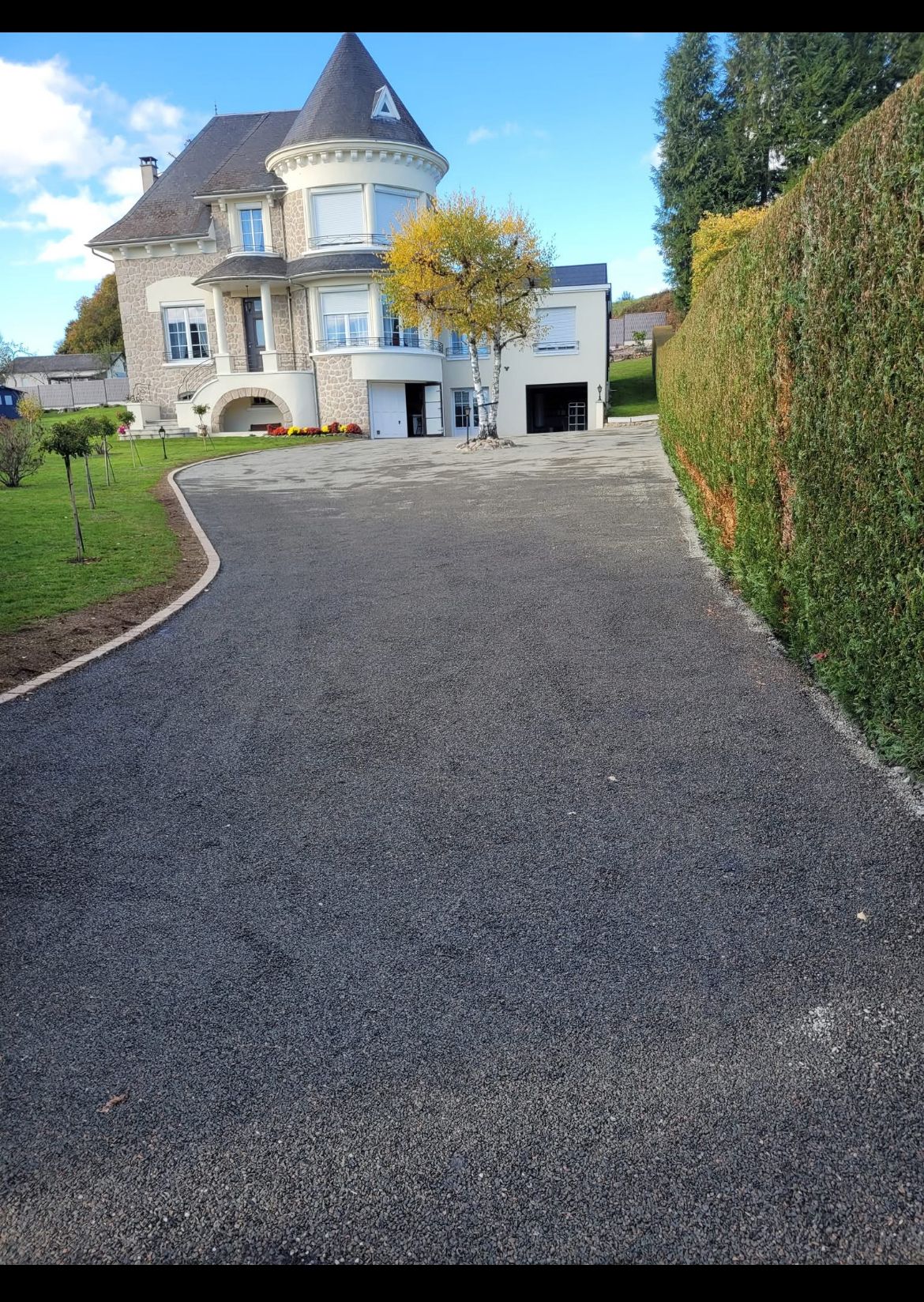 Une maison avec une tour.