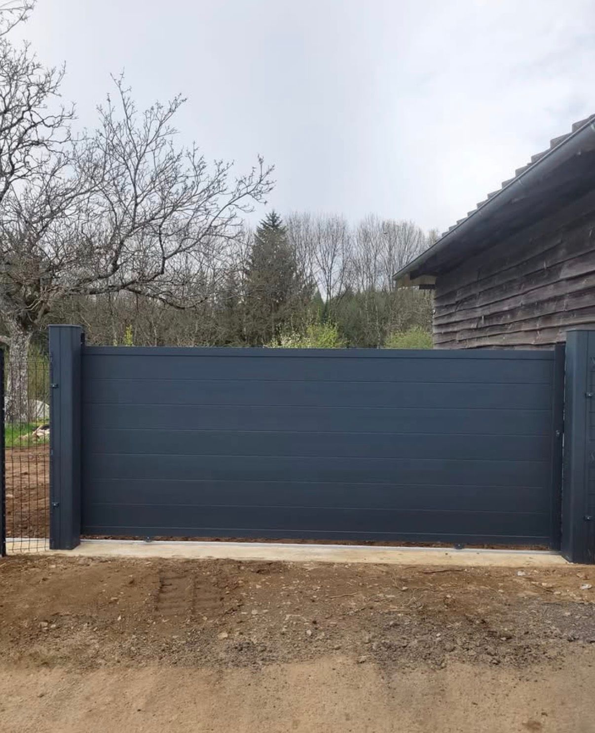 L'extérieur d'une maison en bois.