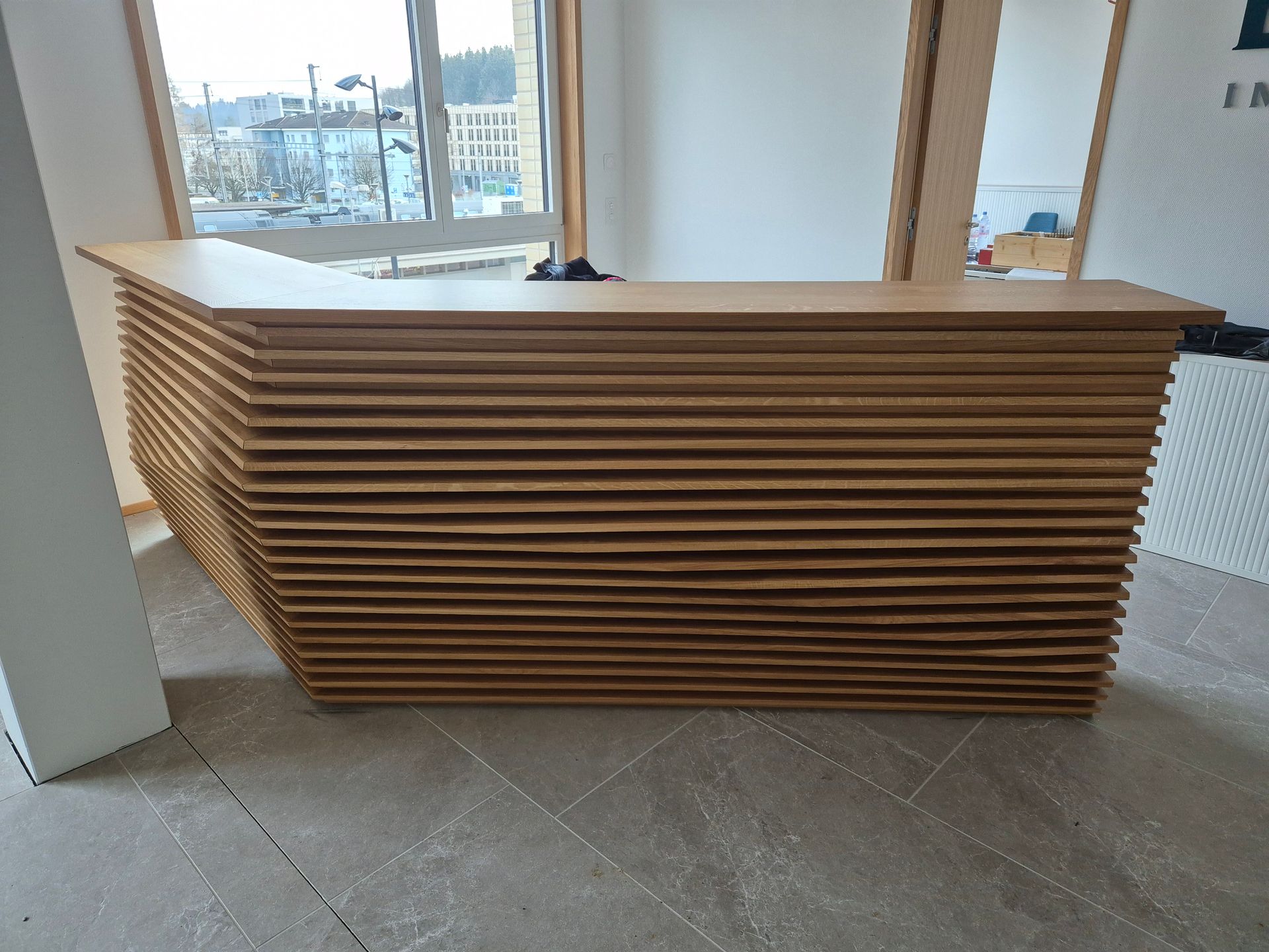 Eine moderne Küche mit Esstisch und Stühlen, K & L GmbH Innenausbau und Handel