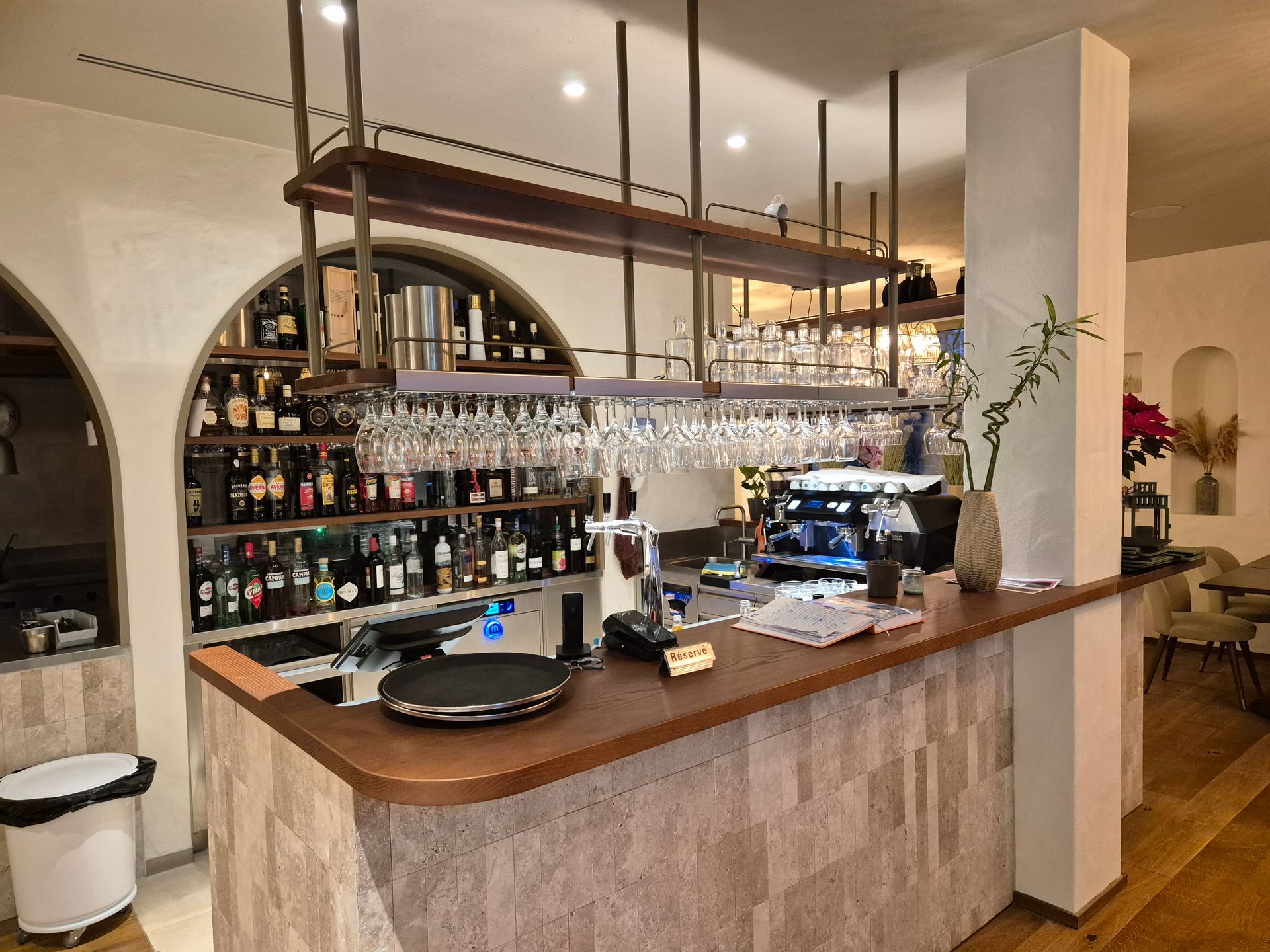 Ein Wohnzimmer mit einem Sofa, Stühlen und einem Couchtisch. K & L GmbH Innenausbau und Handel