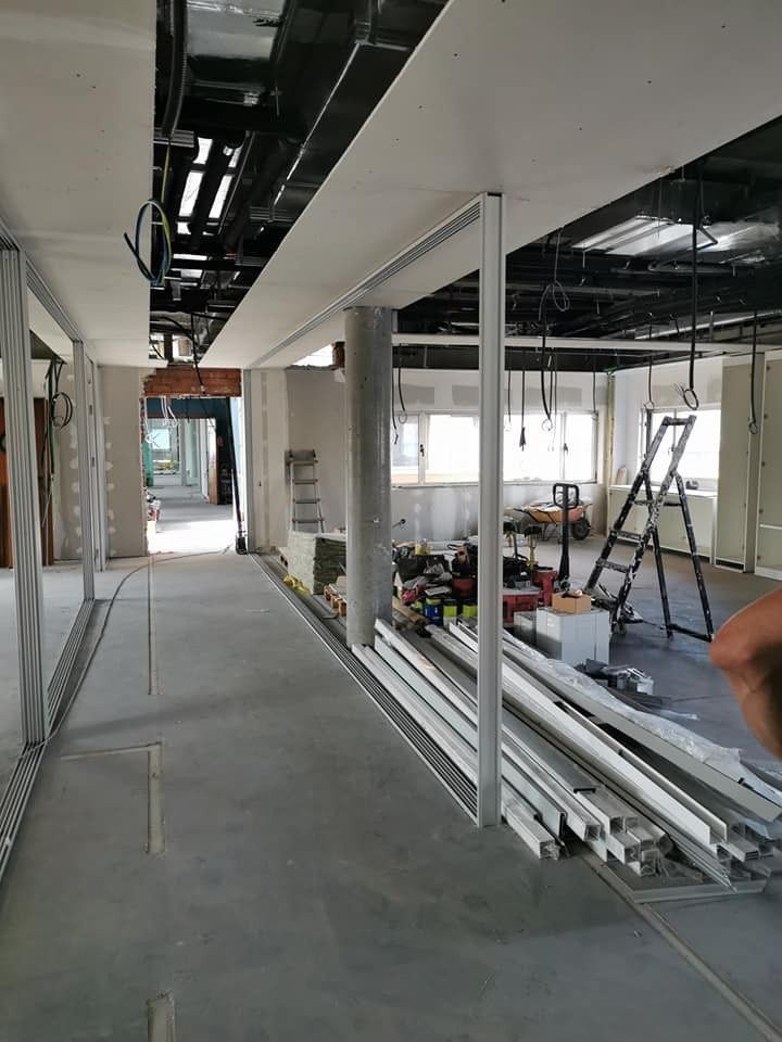 Sitio de construcción: Vista interior de un espacio de oficina sin terminar