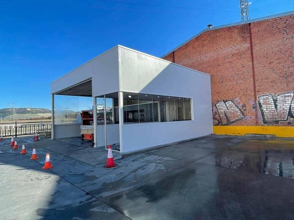 Caseta de seguridad blanca con ventanas sobre una superficie 