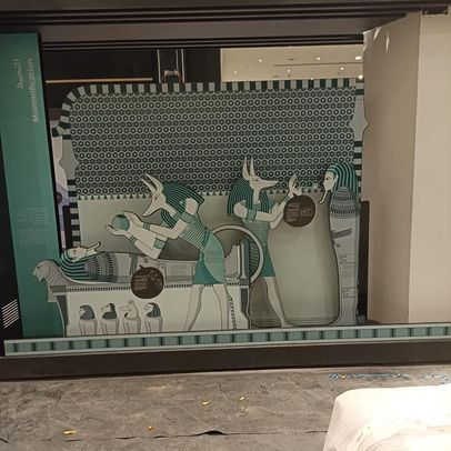 Obra de arte que representa figuras con cabezas de animales