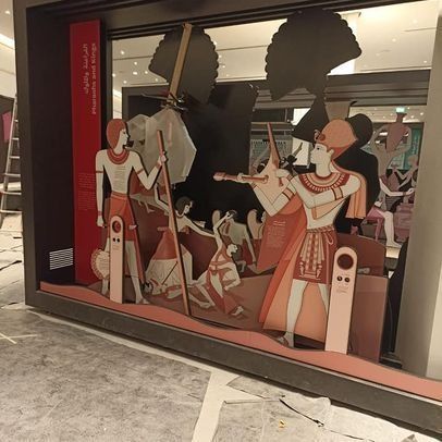 Exhibición de temática egipcia con figuras recortadas. 