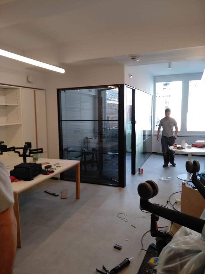 Interior de una habitación con un marco de cristal negro. 