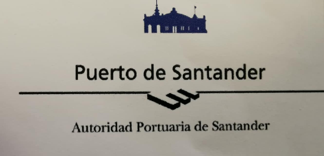 Logotipo de Puerto de Santander con icono de edificio, texto y apretón de manos estilizado.