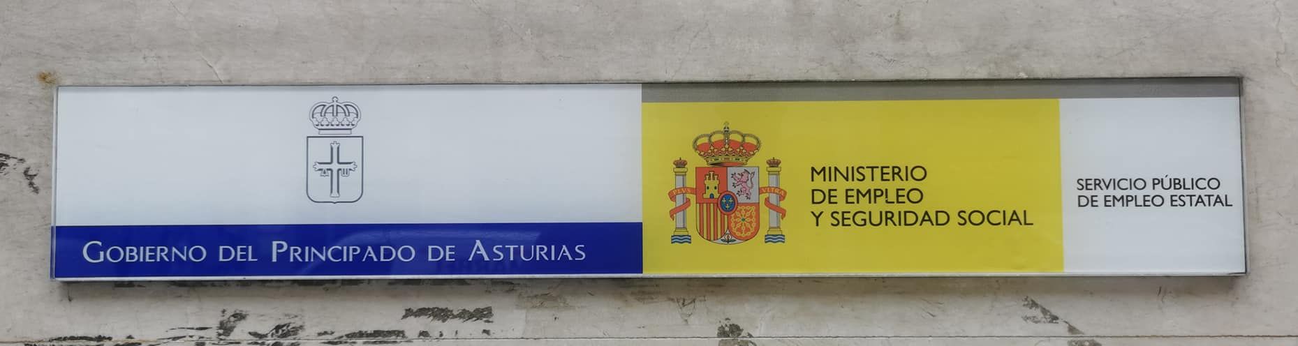 Señalización con logotipos del gobierno 