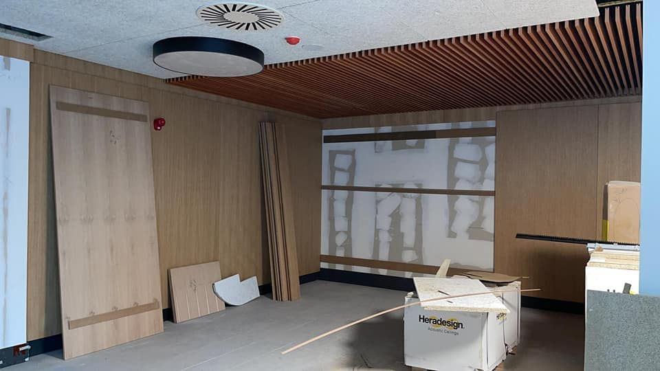 Habitación interior en construcción; revestimiento de madera en paredes 