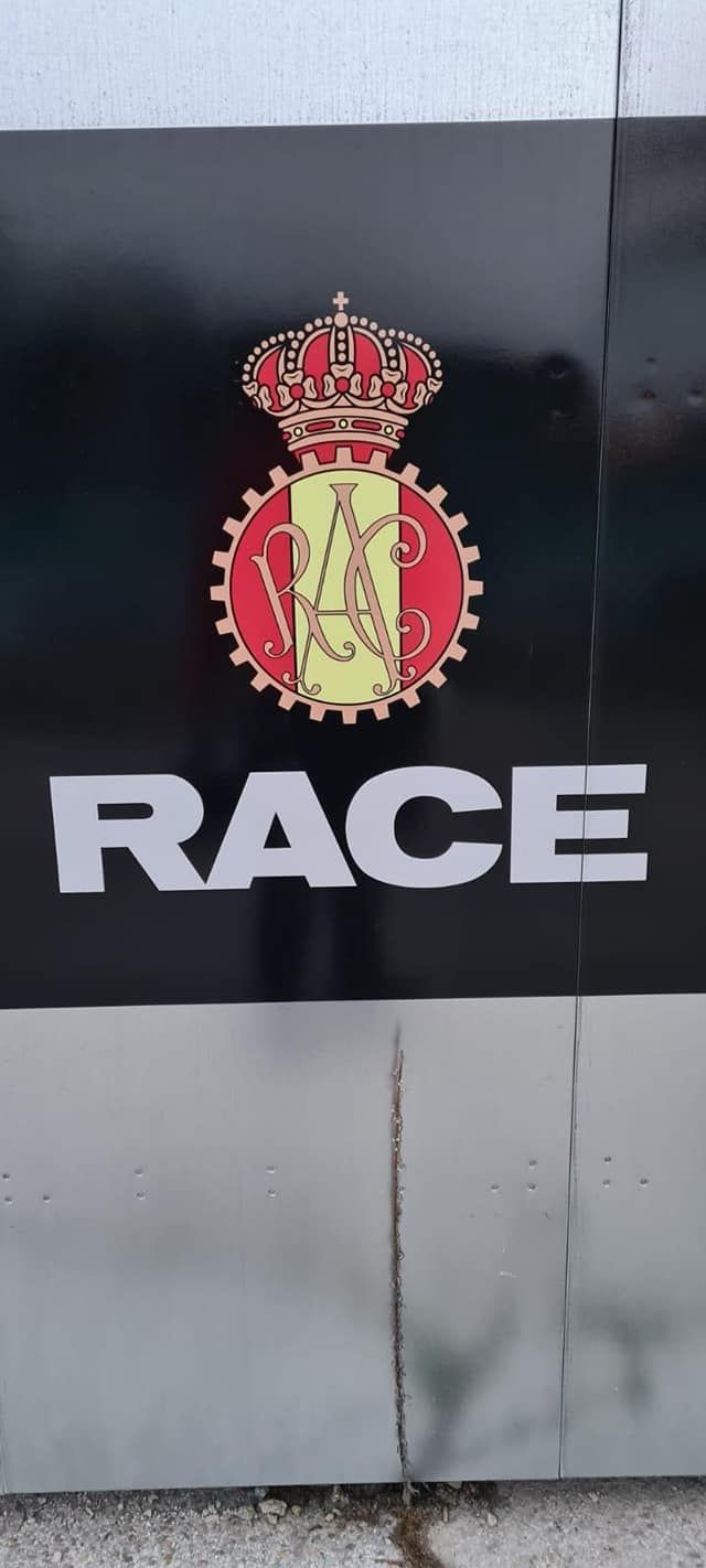 Cartel negro y plateado con la palabra 